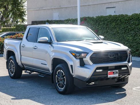 Used 2025 Toyota Tacoma TRD Sport AWD/4WD image 3