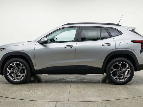 Used 2025 Chevrolet Trax LT w/ LT Convenience Package FWD image 5