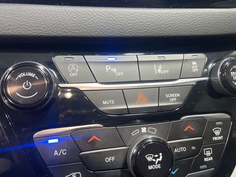 Used 2024 Chrysler Pacifica Touring-L image 26