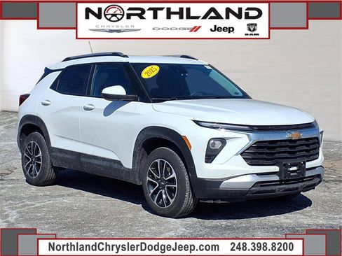 Used 2025 Chevrolet TrailBlazer LT image 1