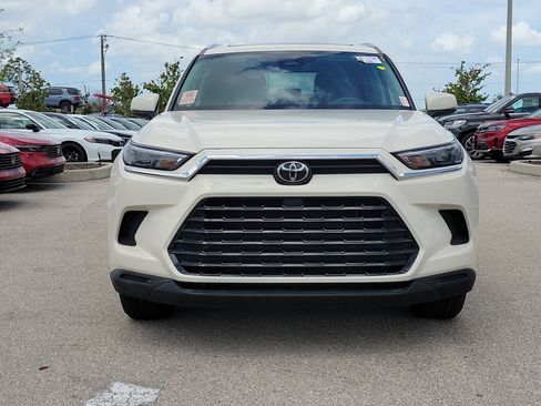 Used 2024 Toyota Grand Highlander XLE FWD image 2