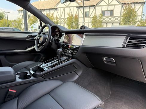 Used 2026 Porsche Macan AWD/4WD image 25
