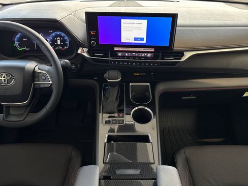 Certified 2025 Toyota Sienna XSE image 18