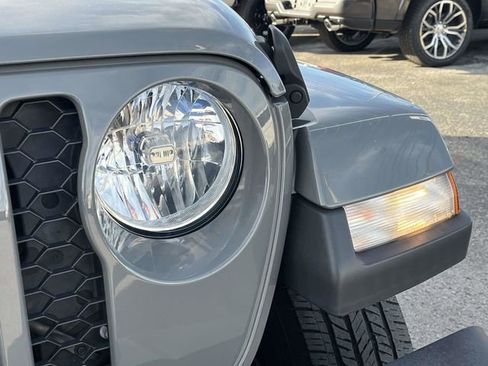 Used 2021 Jeep Gladiator Sport image 9