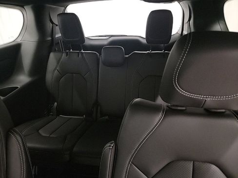 New 2025 Chrysler Pacifica Select image 11
