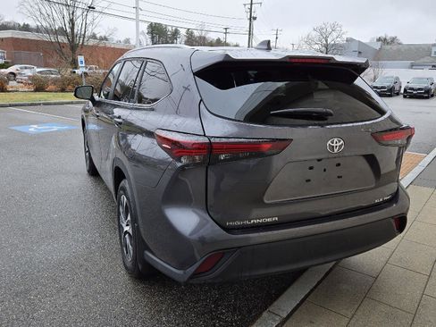 Used 2025 Toyota Highlander XLE image 11