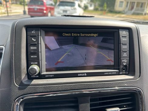 Used 2017 Dodge Grand Caravan SXT w/ Blacktop Package FWD image 19