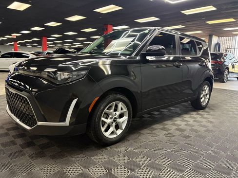 Used 2023 Kia Soul LX w/ LX Technology Package FWD image 4