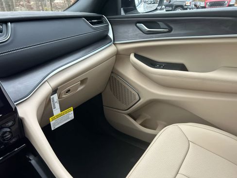 New 2025 Jeep Grand Cherokee Limited w/ Luxury Tech Group II image 29