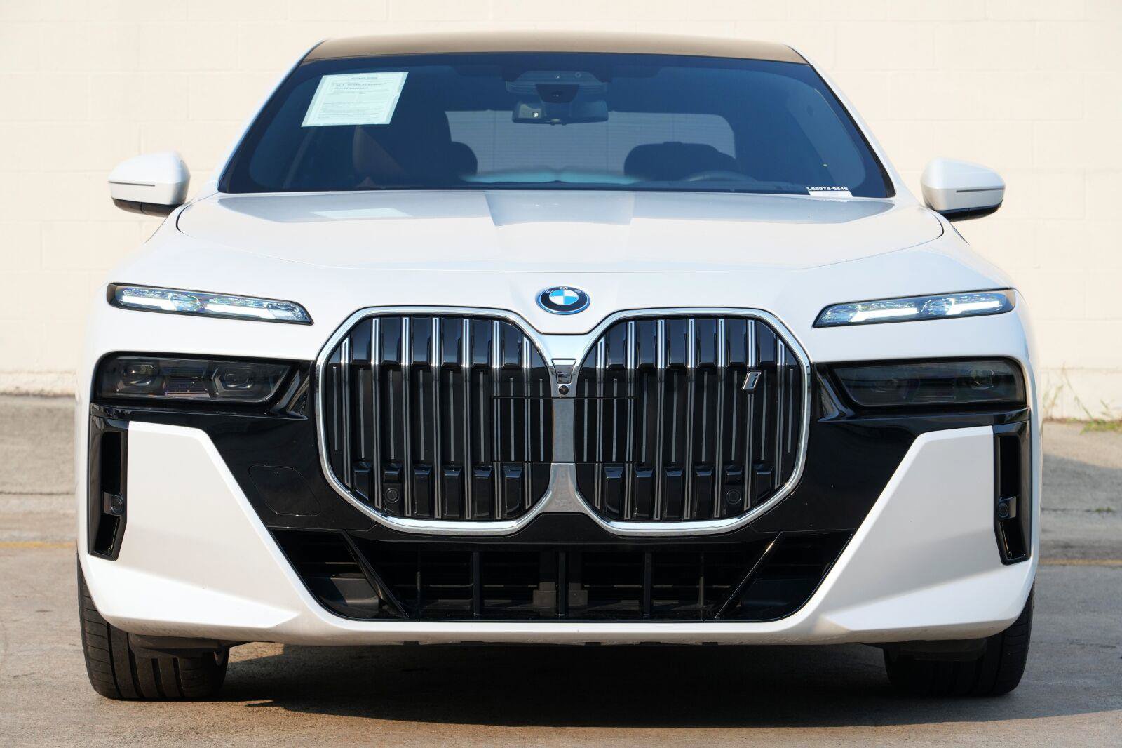 Used 2023 BMW i7 xDrive60 w/ Executive Package 2 AWD/4WD image 7