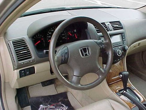 Used 2005 Honda Accord EX image 17