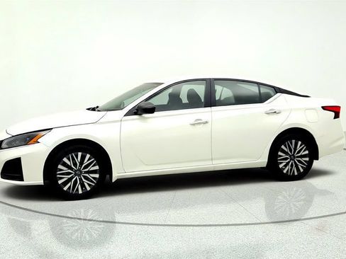 Used 2024 Nissan Altima 2.5 SV AWD/4WD image 8