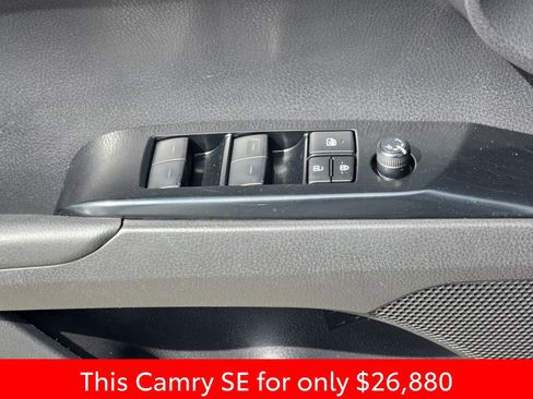 Used 2025 Toyota Camry SE image 33