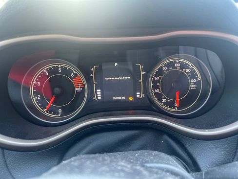 Used 2017 Jeep Cherokee Sport w/ Cold Weather Group FWD image 9