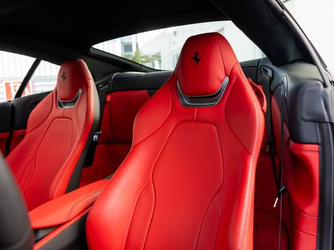 Used 2019 Ferrari Portofino RWD image 12