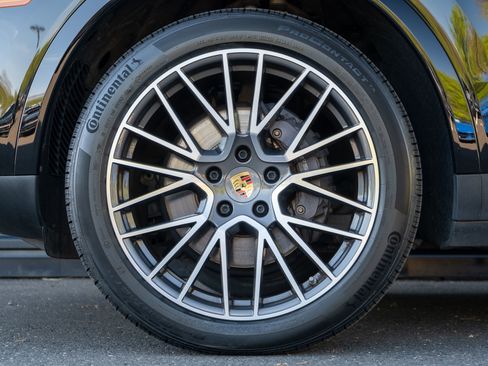 Certified 2022 Porsche Cayenne E-Hybrid AWD/4WD image 12