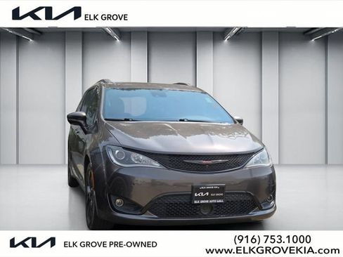 Used 2020 Chrysler Pacifica Limited w/ Quick Order Package 27H Red S FWD image 1