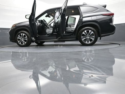 Used 2026 Toyota Highlander XLE image 51