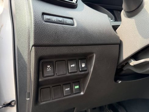 Used 2018 Nissan Rogue SV FWD image 13