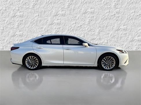 Used 2022 Lexus ES 350 Ultra Luxury image 2