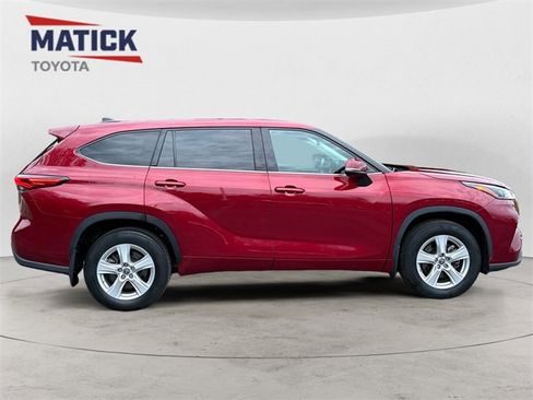 Used 2022 Toyota Highlander LE image 8
