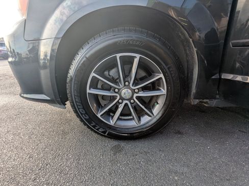 Used 2017 Dodge Grand Caravan SXT image 22