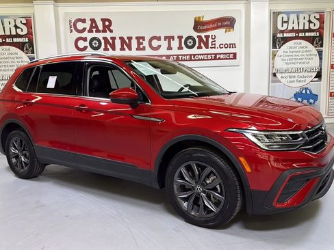 Used 2023 Volkswagen Tiguan SE w/ Panoramic Sunroof Package FWD image 3