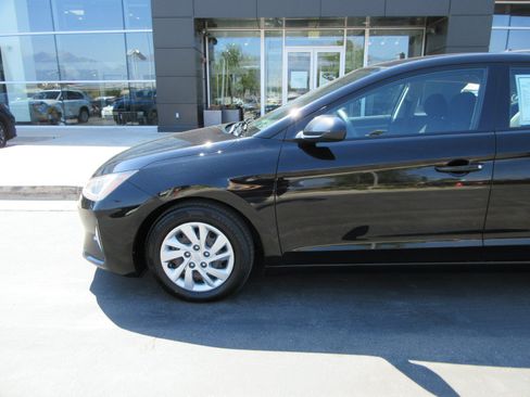 Used 2019 Hyundai Elantra SE w/ Cargo Package FWD image 2