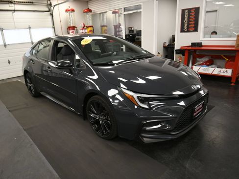 Used 2024 Toyota Corolla SE FWD image 2