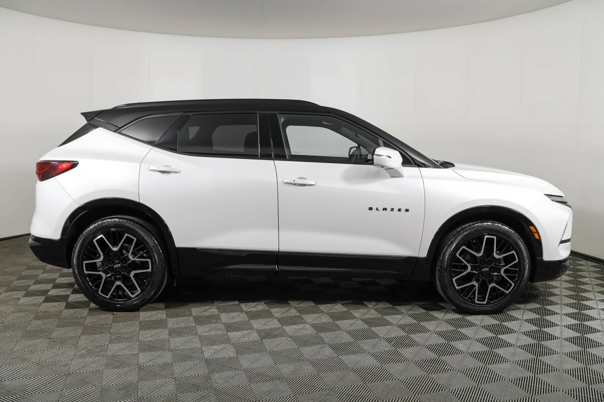 Used 2023 Chevrolet Blazer RS w/ Driver Confidence II Package AWD/4WD image 18
