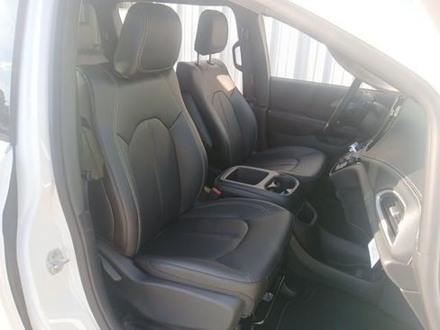 New 2026 Chrysler Pacifica Select image 31