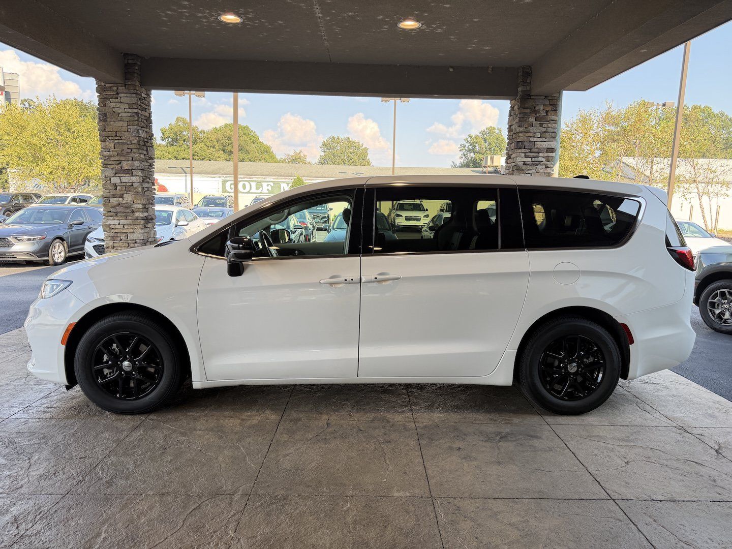 Used 2024 Chrysler Pacifica Touring-L FWD image 10