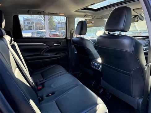 Used 2018 Toyota Highlander Limited image 11