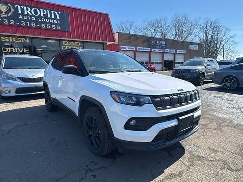 Used 2022 Jeep Compass Latitude image 3