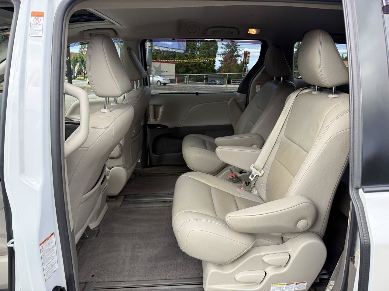 Used 2018 Toyota Sienna XLE w/ XLE Navigation Package FWD image 15