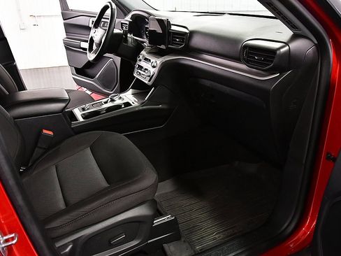 Used 2023 Ford Explorer XLT image 30