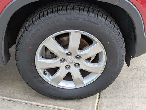 Used 2011 Kia Sorento LX w/ Convenience Pkg image 12