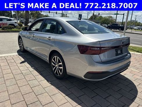 Certified 2025 Volkswagen Jetta SE image 8