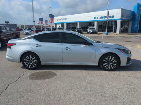 Used 2024 Nissan Altima 2.5 SV image 9