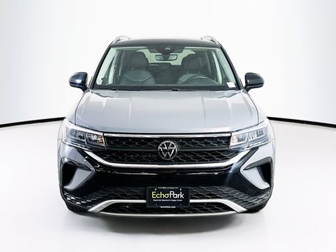 Used 2023 Volkswagen Taos SE w/ Panoramic Sunroof Package FWD image 2