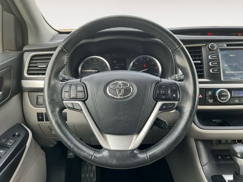 Used 2017 Toyota Highlander XLE image 19