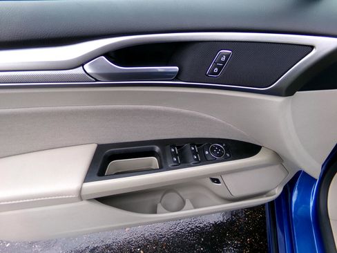 Used 2018 Ford Fusion SE image 12