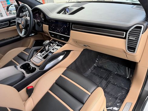 Certified 2023 Porsche Cayenne Turbo S AWD/4WD image 17