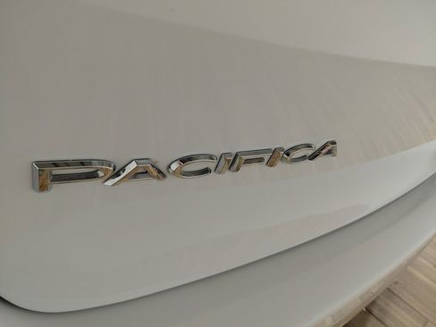 Certified 2024 Chrysler Pacifica Limited image 37