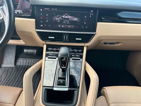 Used 2022 Porsche Cayenne AWD/4WD image 33