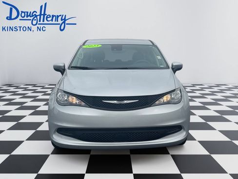 Used 2023 Chrysler Voyager LX FWD image 8