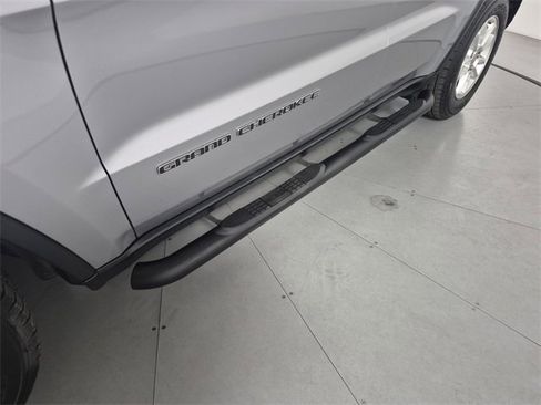 Used 2019 Jeep Grand Cherokee Laredo image 11