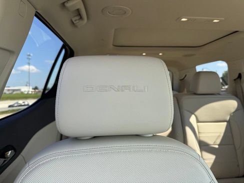 Used 2021 GMC Acadia Denali w/ Denali Technology Package FWD image 32