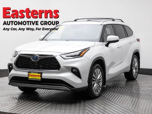 Used 2024 Toyota Highlander Platinum image 1