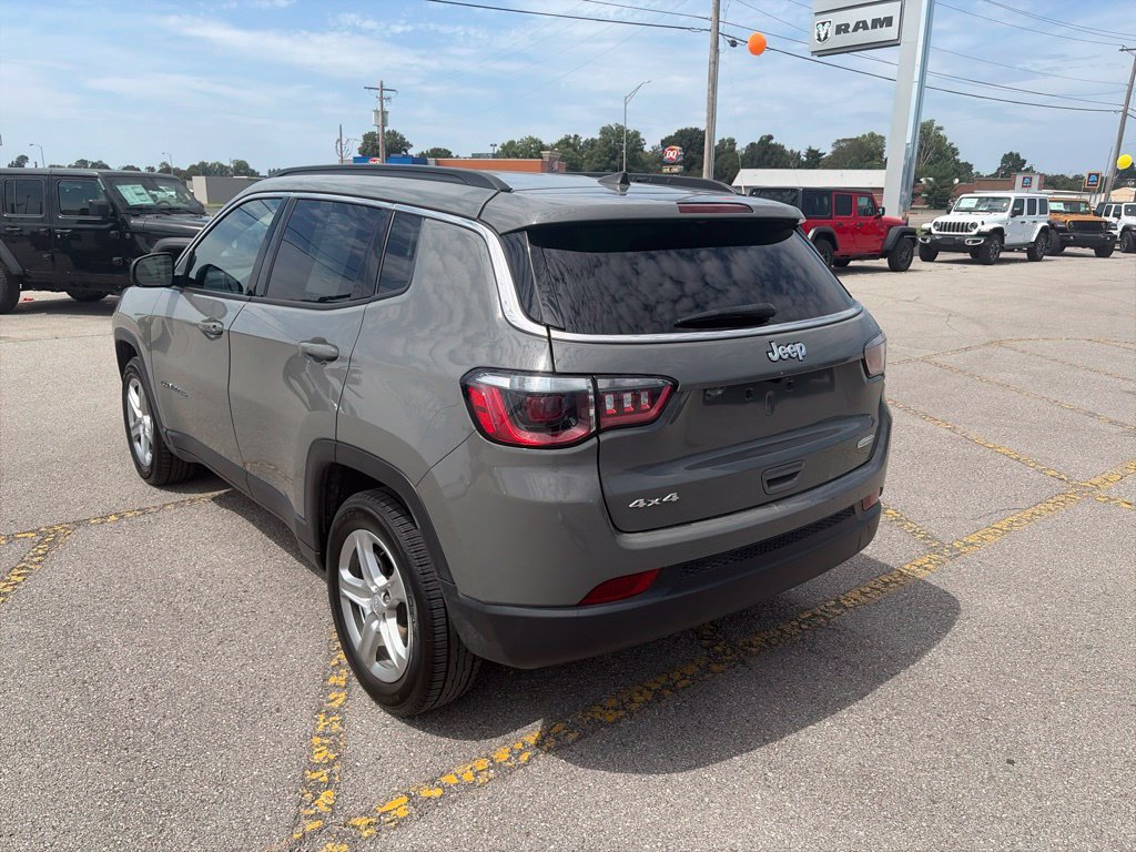 Used 2024 Jeep Compass Latitude AWD/4WD image 4